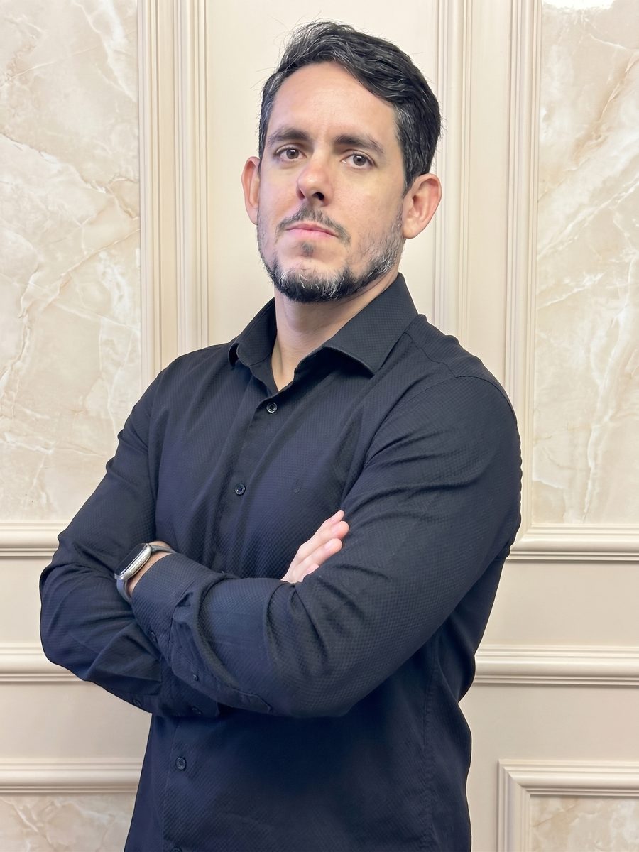 Rodrigo Azevedo de braços cruzados, camisa preta